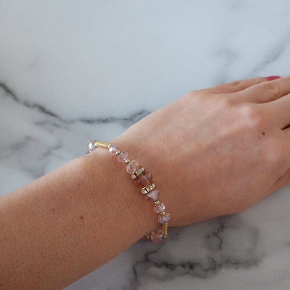 🆕 Pink Bead and Gold Metal Bracelet - Picture 1 of 4
